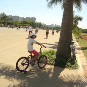 Primeiras pedaladas - Pai babao filma filha pedalando